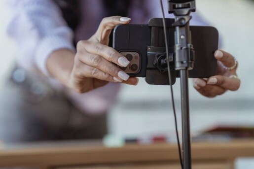Pessoa gravando conteúdo com smartphone para publipost em redes sociais