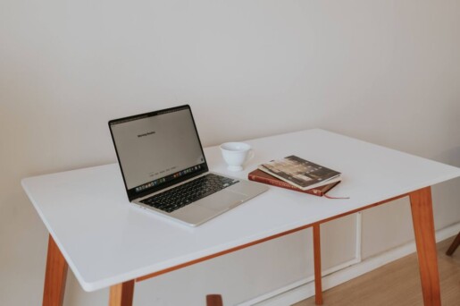Pessoa trabalhando em laptop em home office representando quem vive de renda digital