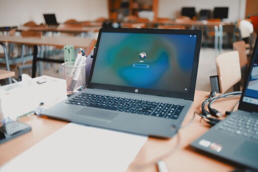 Pessoa emitindo nota fiscal de curso online em um notebook