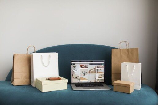 Pessoa embalando produtos para envio em uma loja virtual
