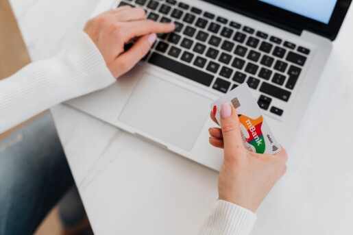 Pessoa usando laptop para verificar pagamentos recebidos por plataforma digital